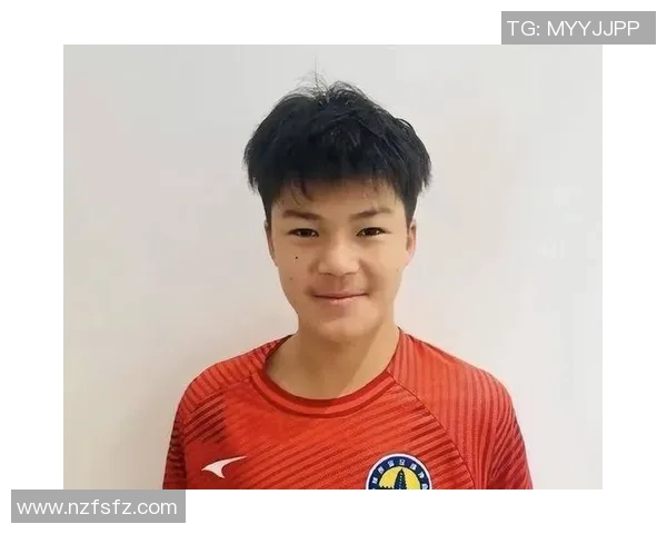 2002年出生的足球新星长发飘逸白净少年魅力引人注目